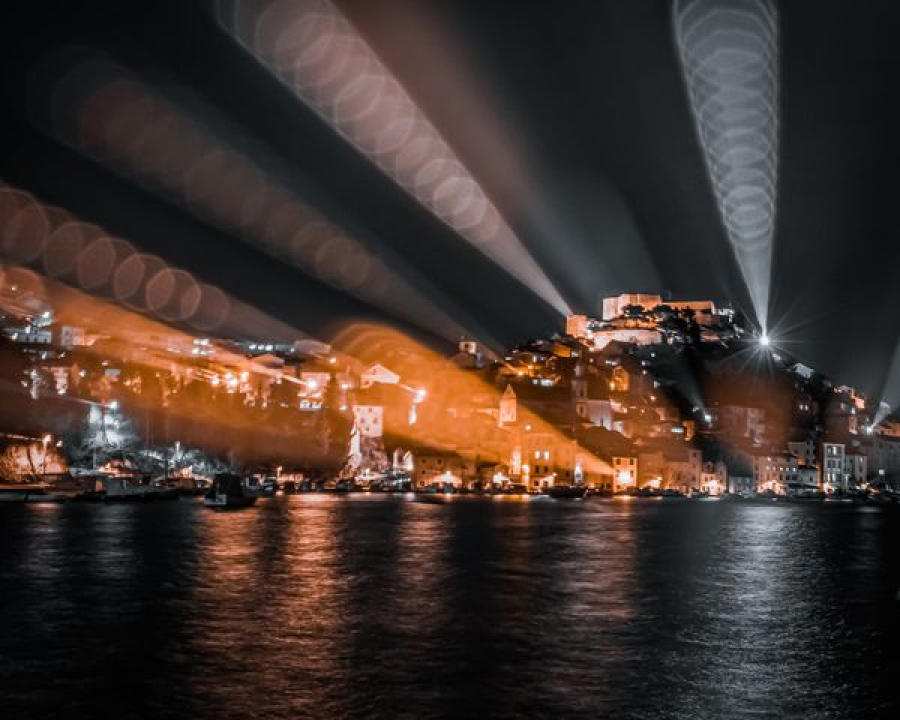 Obavezno večeras prođirajte šibenskom rivom i doživite svjetlosni spektakl