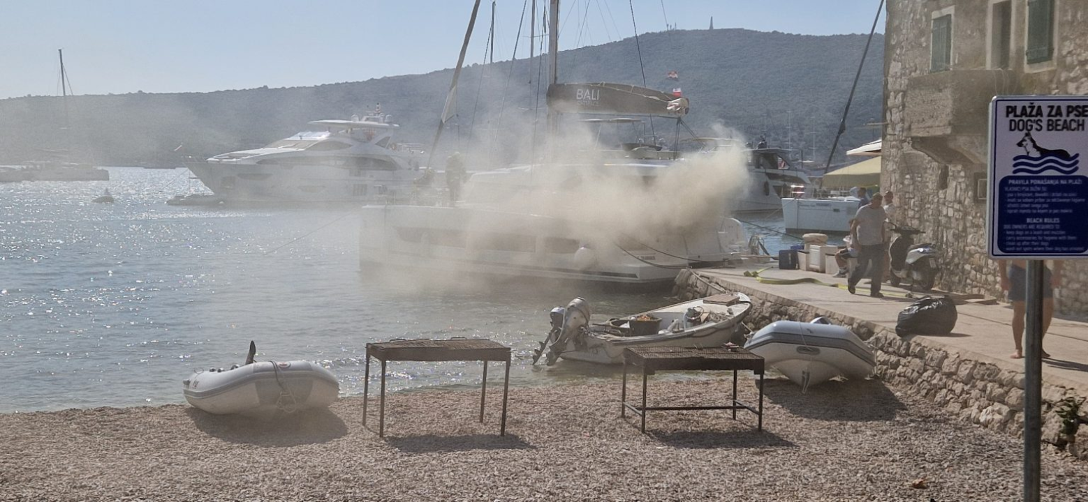 Gotov očevid u Primoštenu: Šteta na katamaranu nakon požara pola milijuna eura