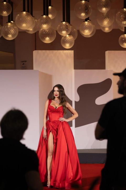 Glamurozna Iva Jerković zasjala na crvenom tepihu Venezia Film Festivala uz Cotril