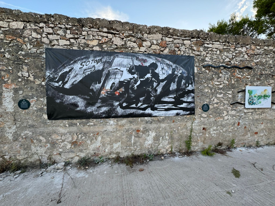 'Antivandalska izložba' Igora Mudronje otvorena u ruševini na Murteru