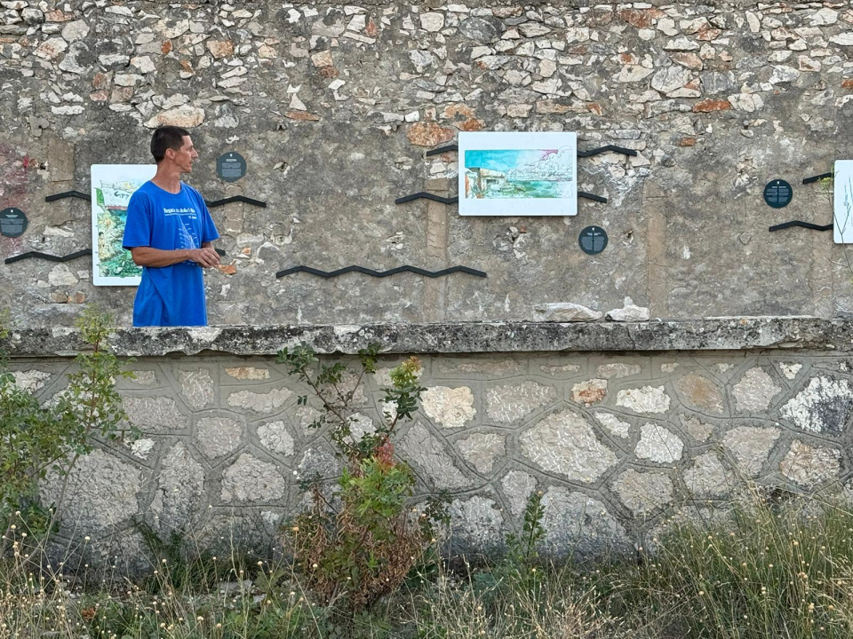 'Antivandalska izložba' Igora Mudronje otvorena u ruševini na Murteru