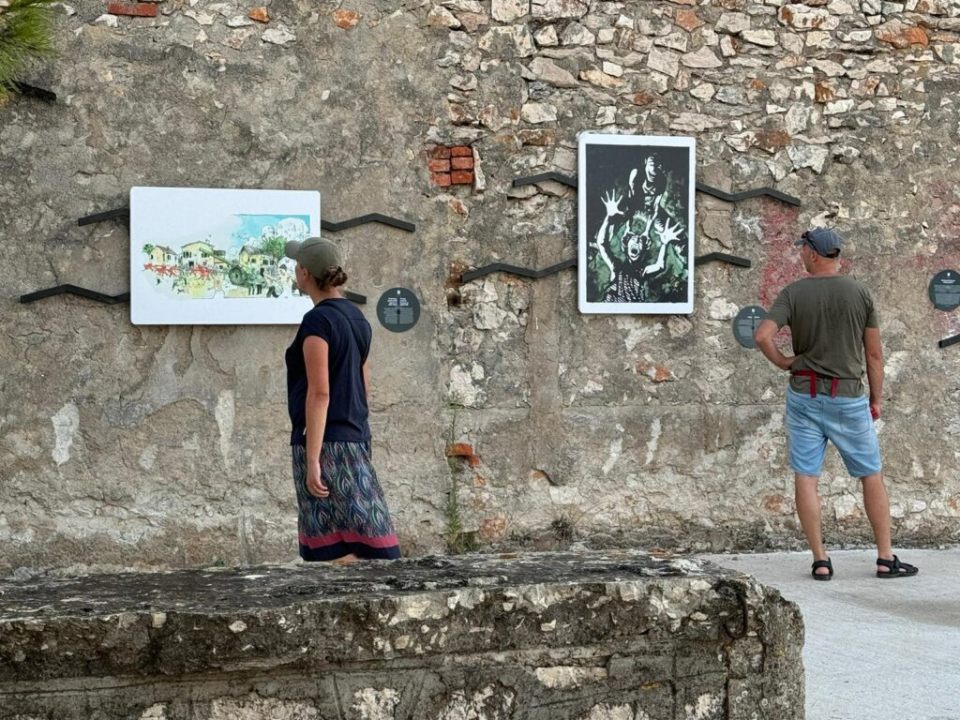 'Antivandalska izložba' Igora Mudronje otvorena u ruševini na Murteru