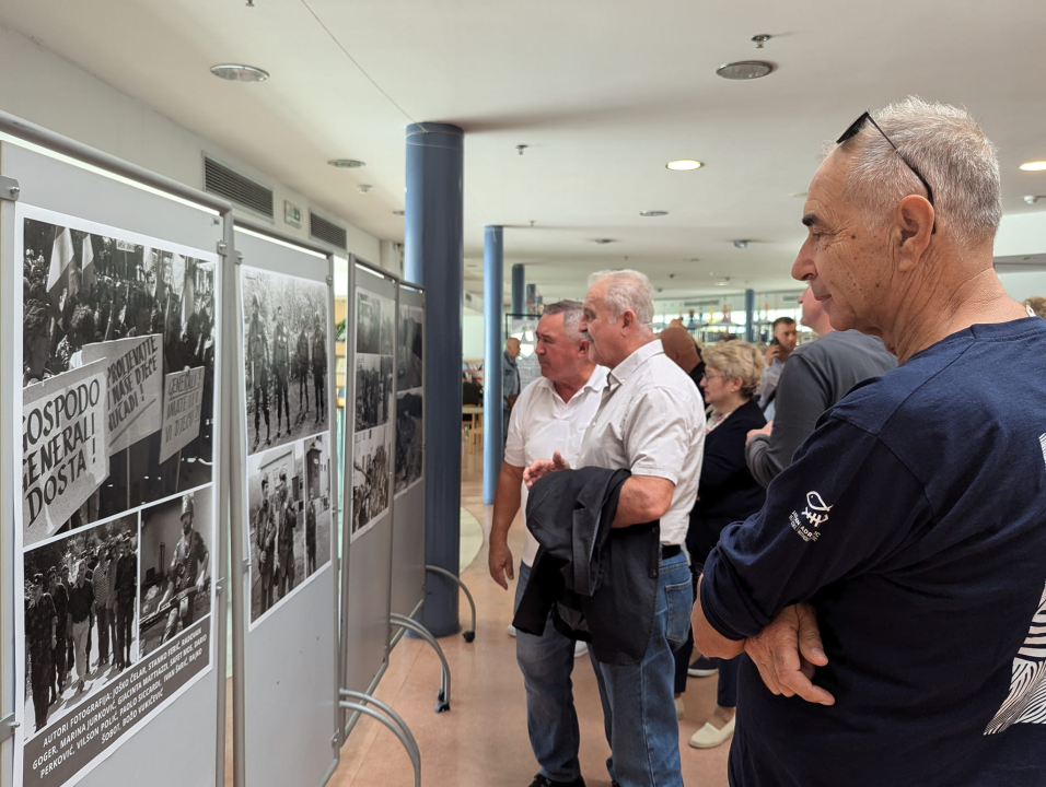 U knjižnici otvorena izložba ratnih fotografija 'Šibeniče, ti si stina'