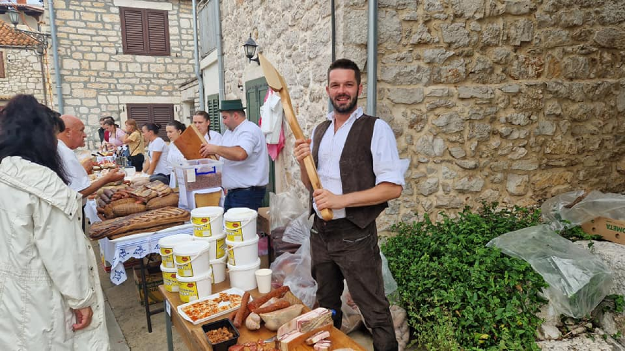 Slavonski duh u srcu Dalmacije: Druženje uz čvarke i čobanac u Tribunju