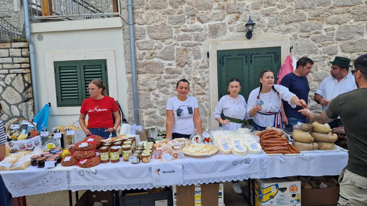 Slavonski duh u srcu Dalmacije: Druženje uz čvarke i čobanac u Tribunju