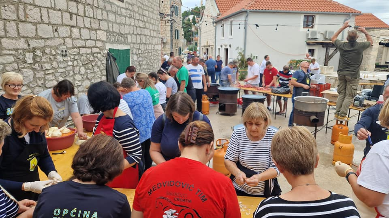 Slavonski duh u srcu Dalmacije: Druženje uz čvarke i čobanac u Tribunju