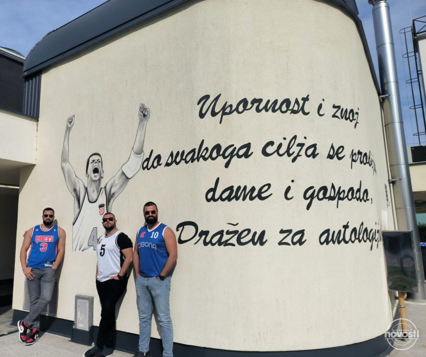 Trojica prijatelja oslikali mural Draženu Petroviću u čast