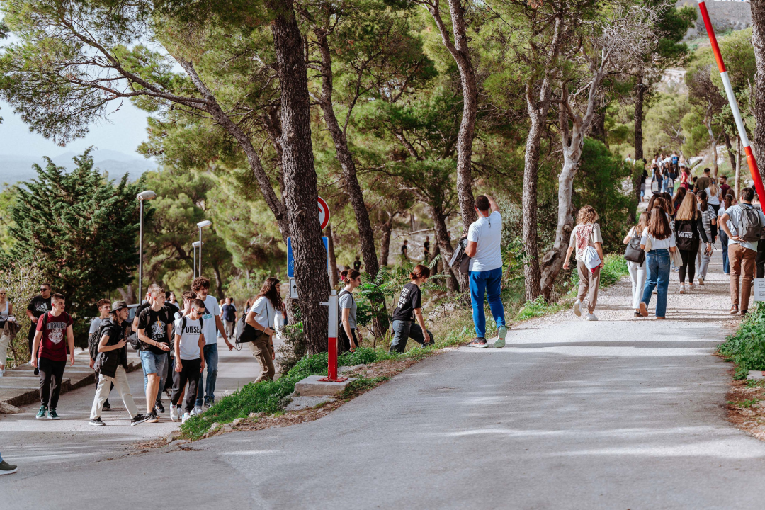 Preko 300 šibenskih gimnazijalaca pohodilo tri tvrđave: 'Ma vidi koliko mladih, lipo li ih je vidit'