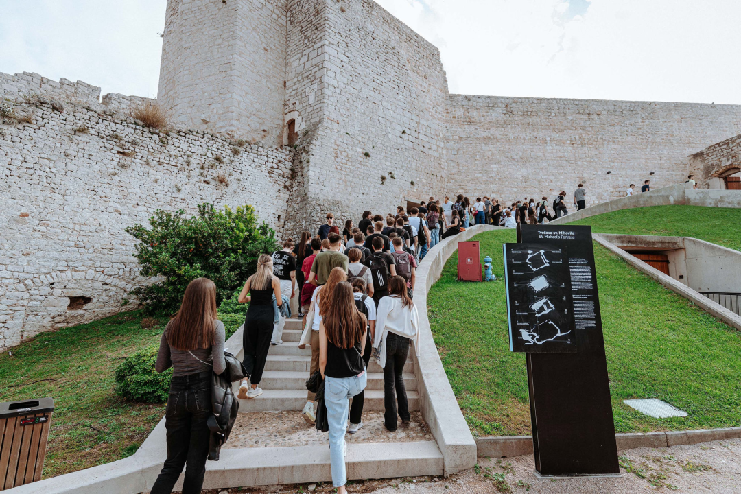 Preko 300 šibenskih gimnazijalaca pohodilo tri tvrđave: 'Ma vidi koliko mladih, lipo li ih je vidit'