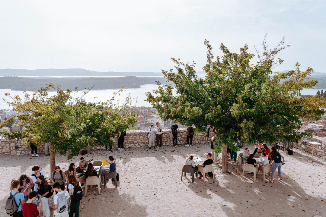 Preko 300 šibenskih gimnazijalaca pohodilo tri tvrđave: 'Ma vidi koliko mladih, lipo li ih je vidit'