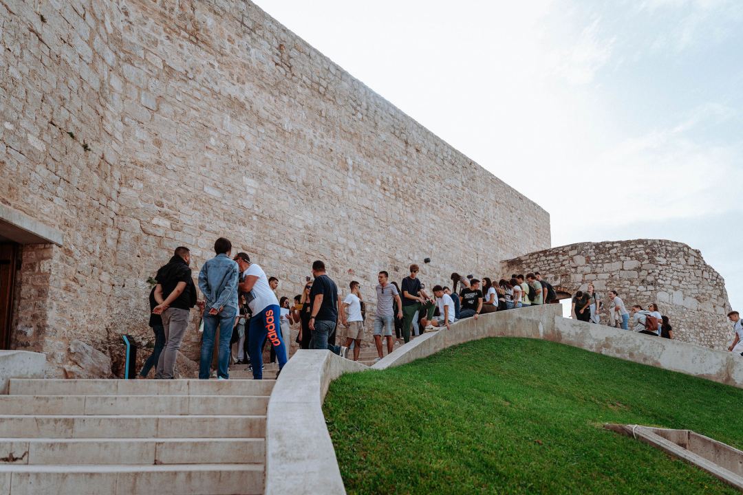 Preko 300 šibenskih gimnazijalaca pohodilo tri tvrđave: 'Ma vidi koliko mladih, lipo li ih je vidit'