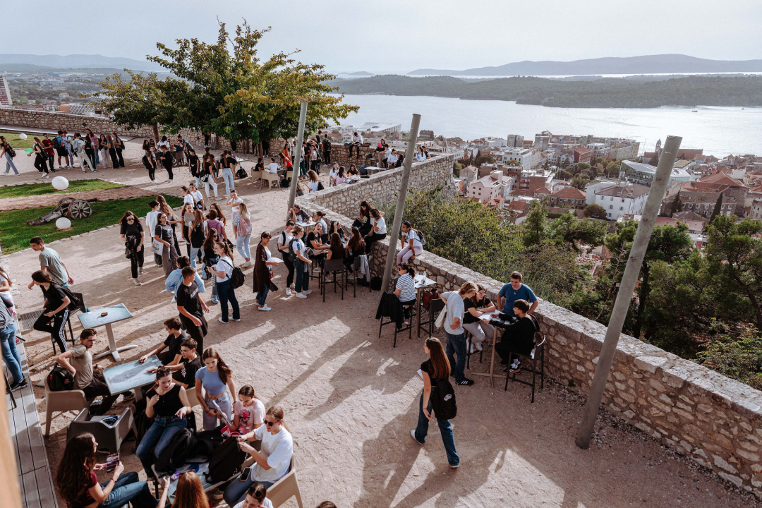 Preko 300 šibenskih gimnazijalaca pohodilo tri tvrđave: 'Ma vidi koliko mladih, lipo li ih je vidit'