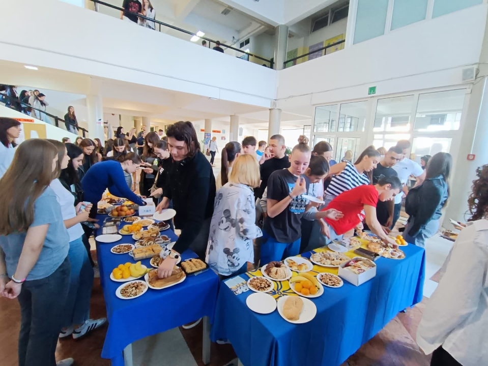 Učenici Medicinske škole pripremali slastice, a sve je imalo i humanitarnu namjenu