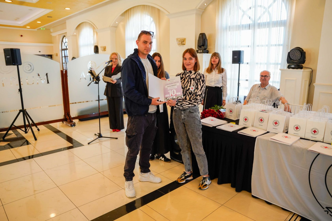 Šibenski Crveni križ dodjelio zahvalnice darivateljima krvi. Tomislav Zjačić svoju donirao čak sto puta 