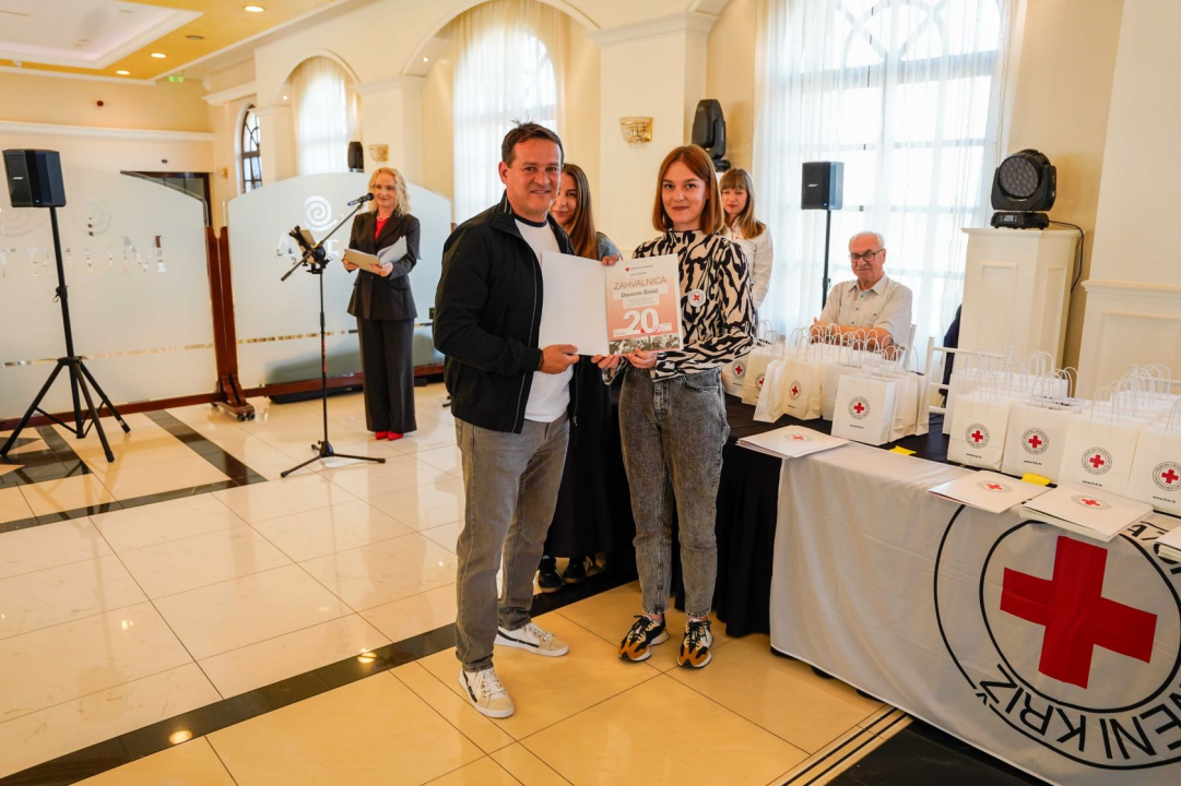 Šibenski Crveni križ dodjelio zahvalnice darivateljima krvi. Tomislav Zjačić svoju donirao čak sto puta 