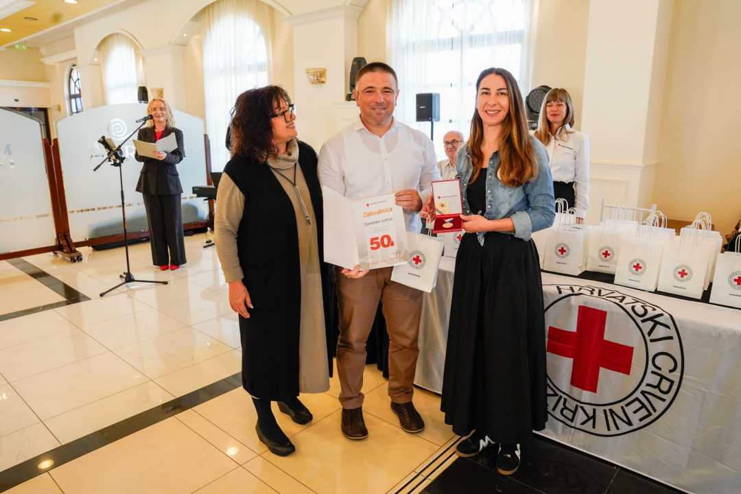 Šibenski Crveni križ dodjelio zahvalnice darivateljima krvi. Tomislav Zjačić svoju donirao čak sto puta 