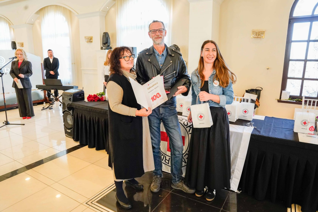 Šibenski Crveni križ dodjelio zahvalnice darivateljima krvi. Tomislav Zjačić svoju donirao čak sto puta 