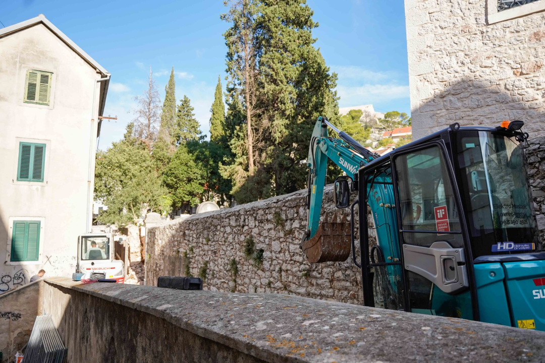 U Ulici sv. Spasa u tijeku sanacija zida koji je ugrožavao sigurnost prolaznika