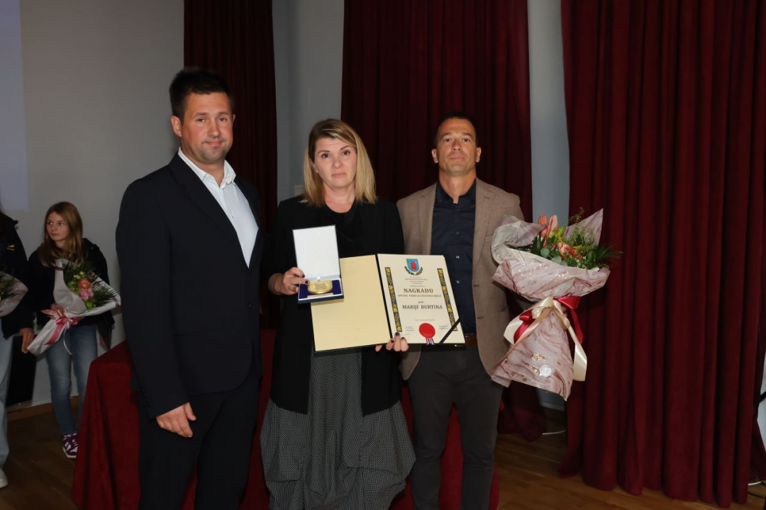 Održana svečana sjednica Općine Tisno, zaslužnim pojedincima uručene nagrade