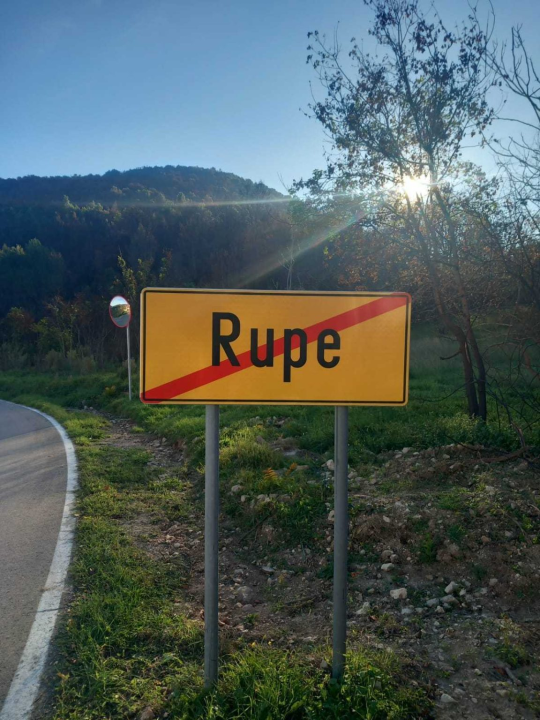 U Rupama zamijenjene stare table koje su nosile tragove iz rata