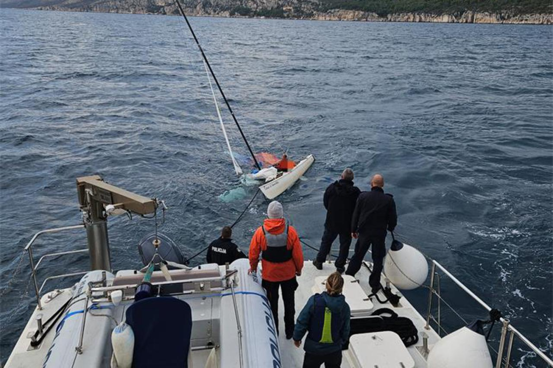 Policajac skočio u more kako bi spasio posadu s jedrilice koja tone 