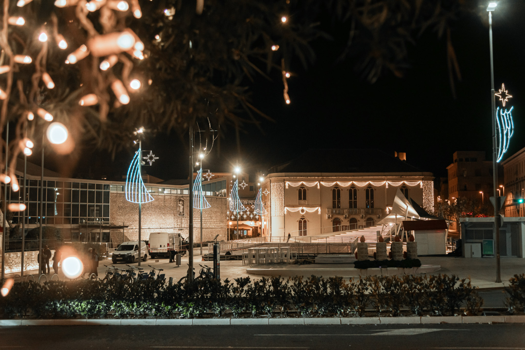 Šibenik je spreman za Adventuru: Pogledajte večernje kadrove koji bude božićni duh