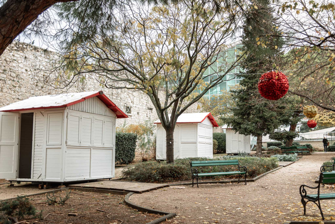 Advent sve bliže: Kućice su jutros stigle u park, a evo i što ćemo jesti