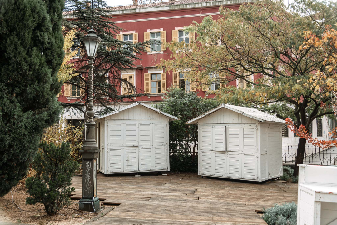 Advent sve bliže: Kućice su jutros stigle u park, a evo i što ćemo jesti