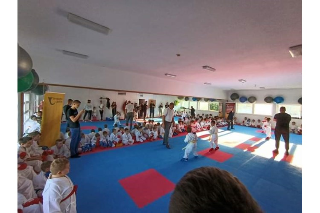 Policijski pas Tigar unio je veselje među mlade karataše u Murteru