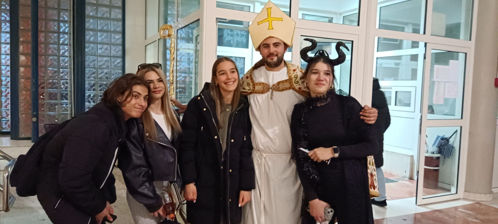 Sveti Nikola i Krampus posjetili učenike i djelatnike Medicinske škole