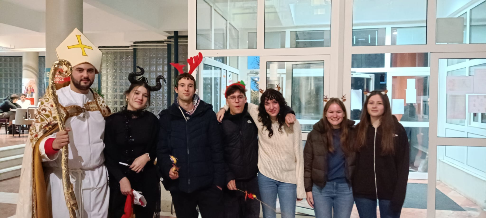 Sveti Nikola i Krampus posjetili učenike i djelatnike Medicinske škole