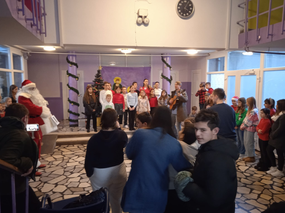 Djed Božićnjak razveselio korisnike Centra Šubićevac