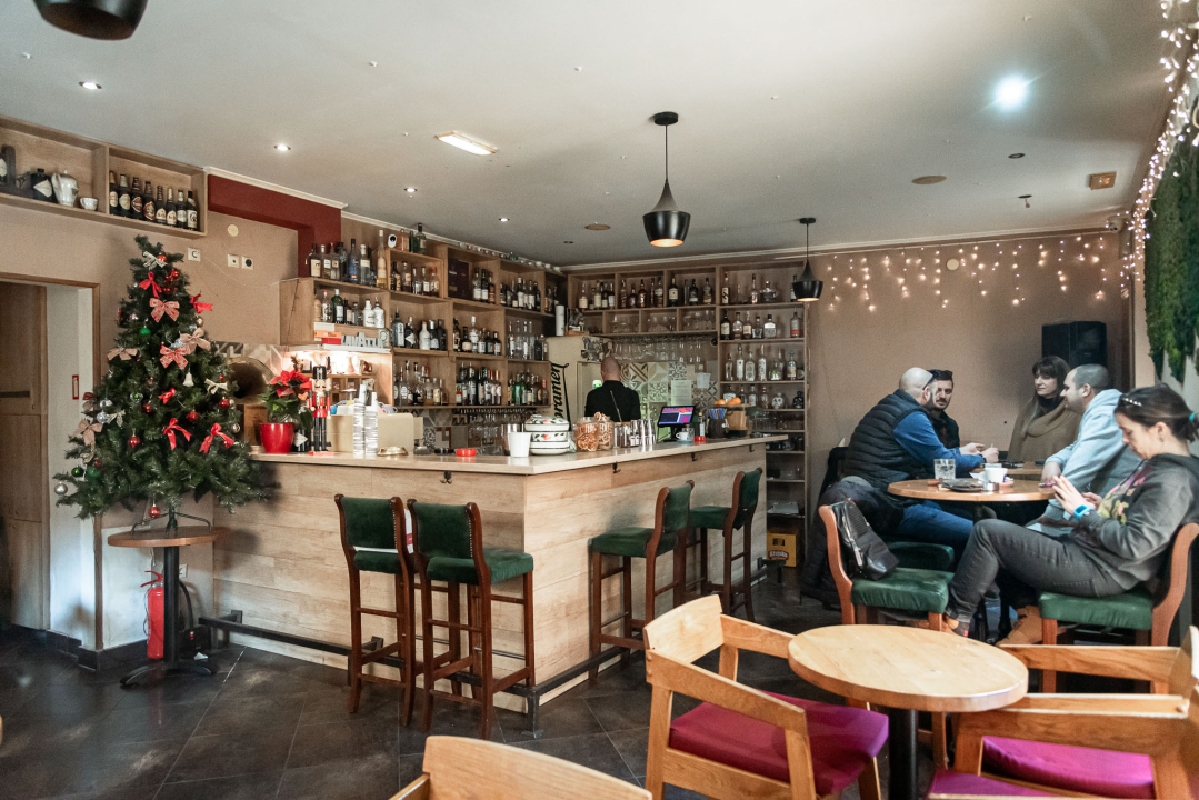Zima u Vintage Baru: Uživajte u toplim koktelima i kreativnom programu 