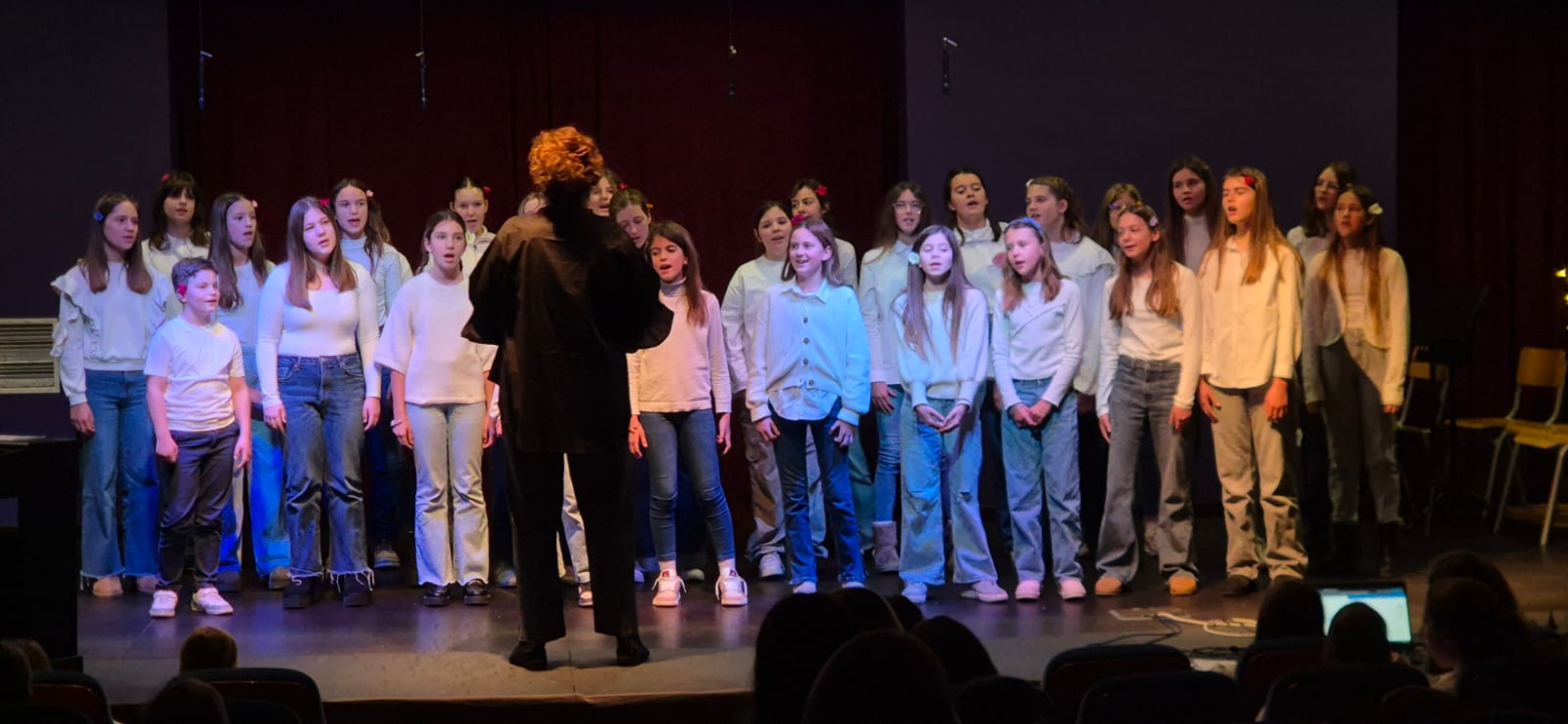 Susret zborova osnovnih škola: 350 malih pjevača iz cijele županije slavilo adventsko vrijeme