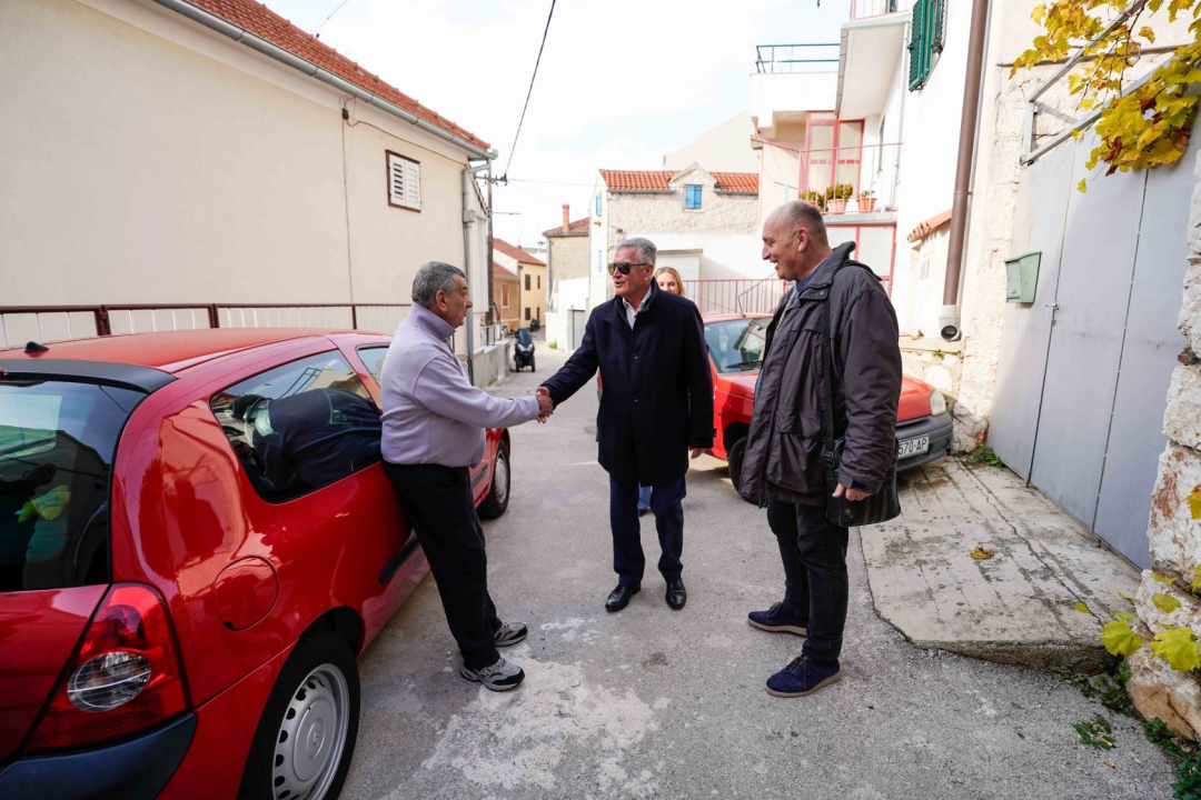 Gradonačelnik Burić korisnicima Pučke kuhinje osigurao pečeni odojak za Božićni ručak