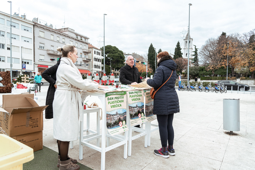 Vrećice planule kao svjećice: Zeleni grad podijelio malo brdo platnenih kesa na Poljani