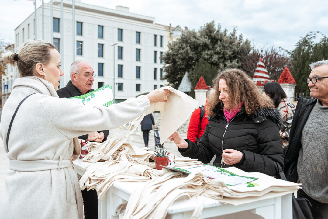 Vrećice planule kao svjećice: Zeleni grad podijelio malo brdo platnenih kesa na Poljani