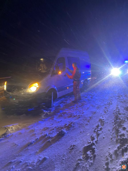 Šibenski HGSS-ovci kod Knina izvukli iz mećave tri automobila sa ukupno šestero ljudi