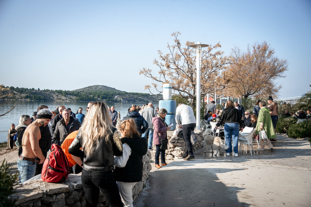 Na svega 8 stupnjeva na kupanje na Banju odvažila se 24 kupača: U zrak pustili golubove i u svijet poslali poruku mira