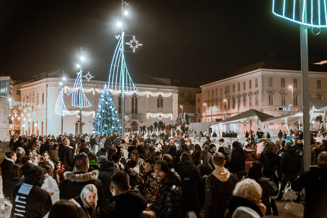 Prekrasan prizor: Lampioni dobrih želja pušteni s Poljane