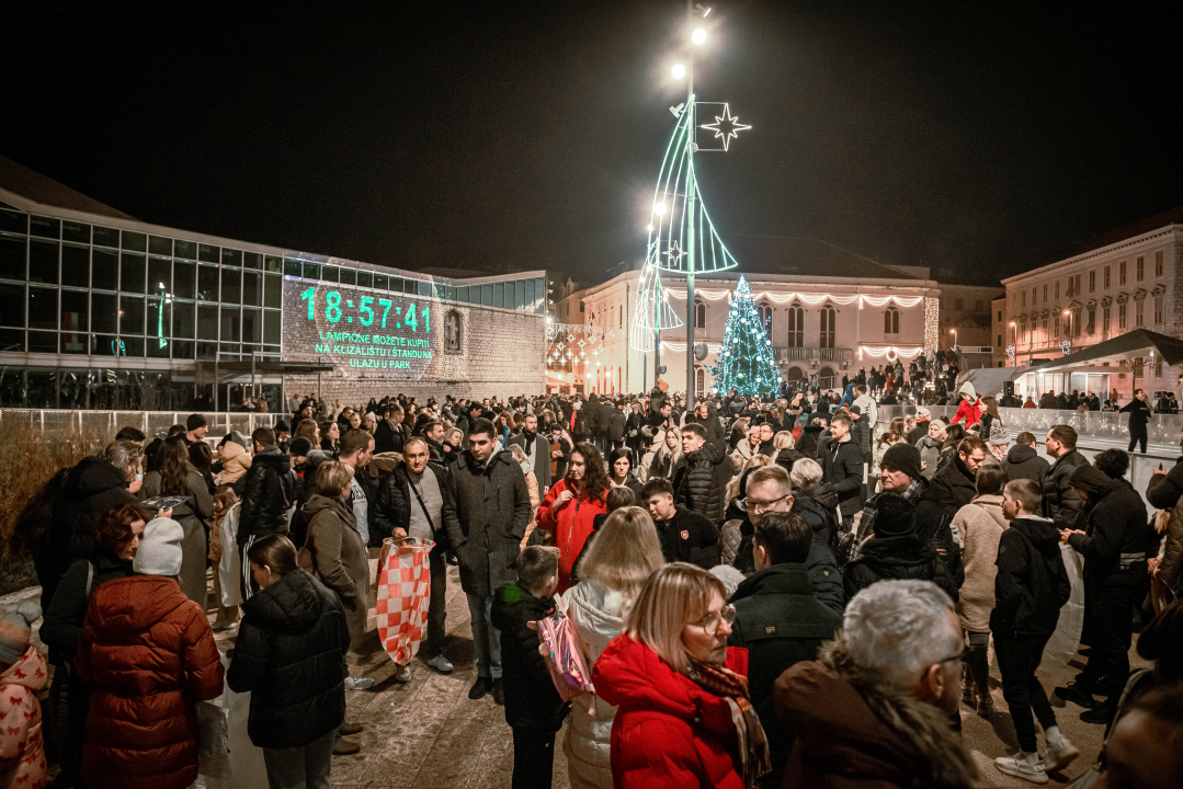 Prekrasan prizor: Lampioni dobrih želja pušteni s Poljane