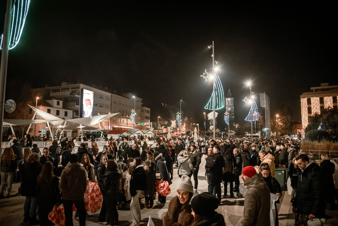 Prekrasan prizor: Lampioni dobrih želja pušteni s Poljane