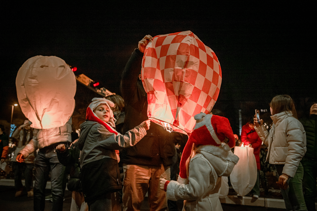 Prekrasan prizor: Lampioni dobrih želja pušteni s Poljane
