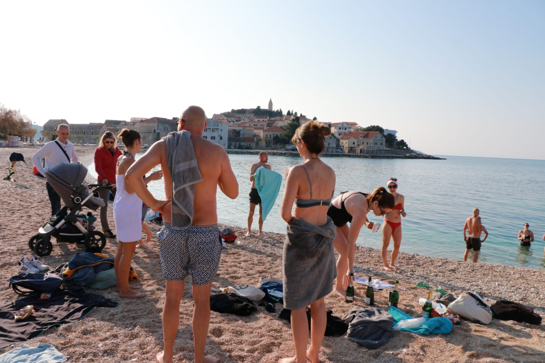 Hrabri primoštenski kupači nastavili tradiciju novogodišnje banjade