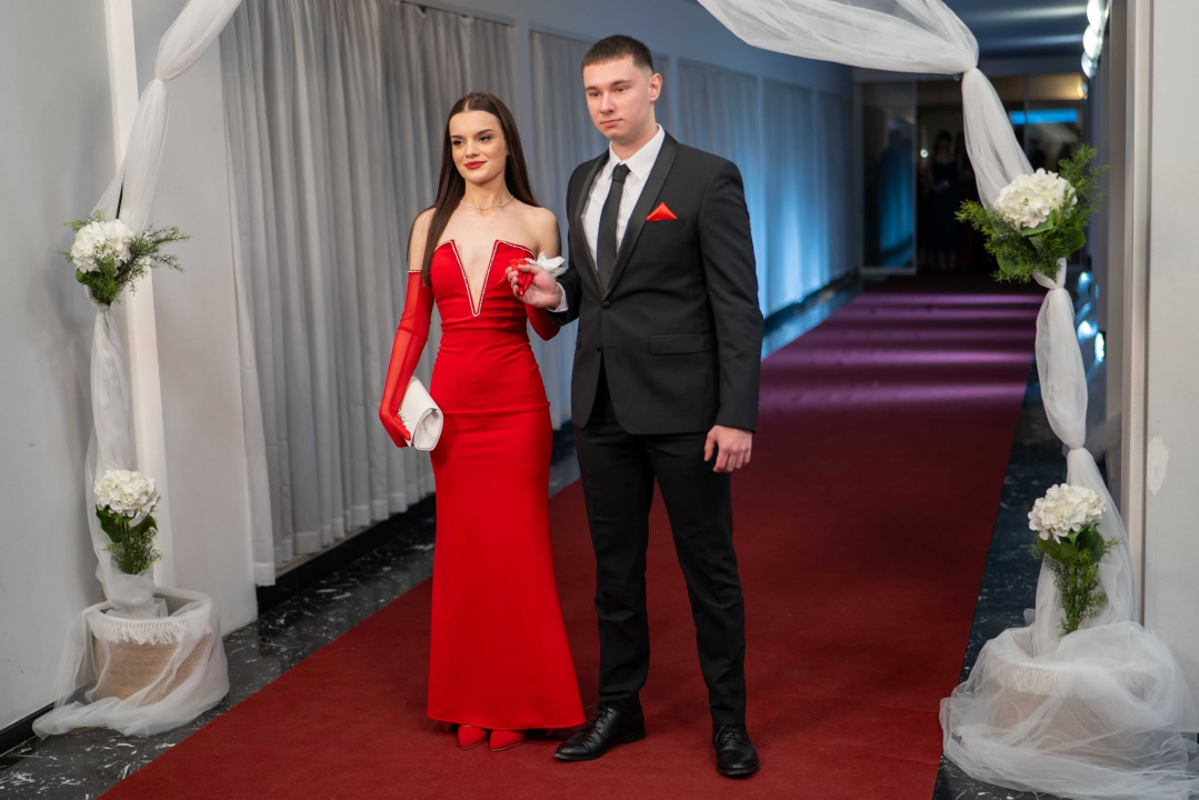 FOTOGALERIJA Zavirite na spektakularni Maturalni ples Ekonomske škole (1)