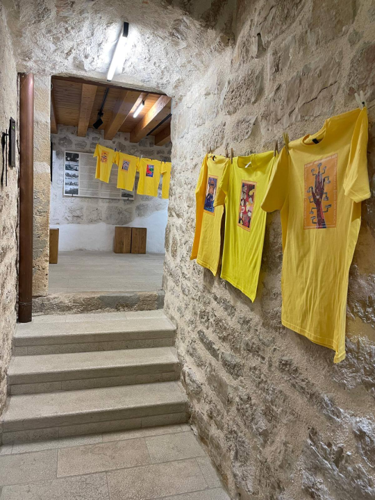 Školarci iz Tisnog i Murtera oslikanim majicama donijeli radost u betinski muzej