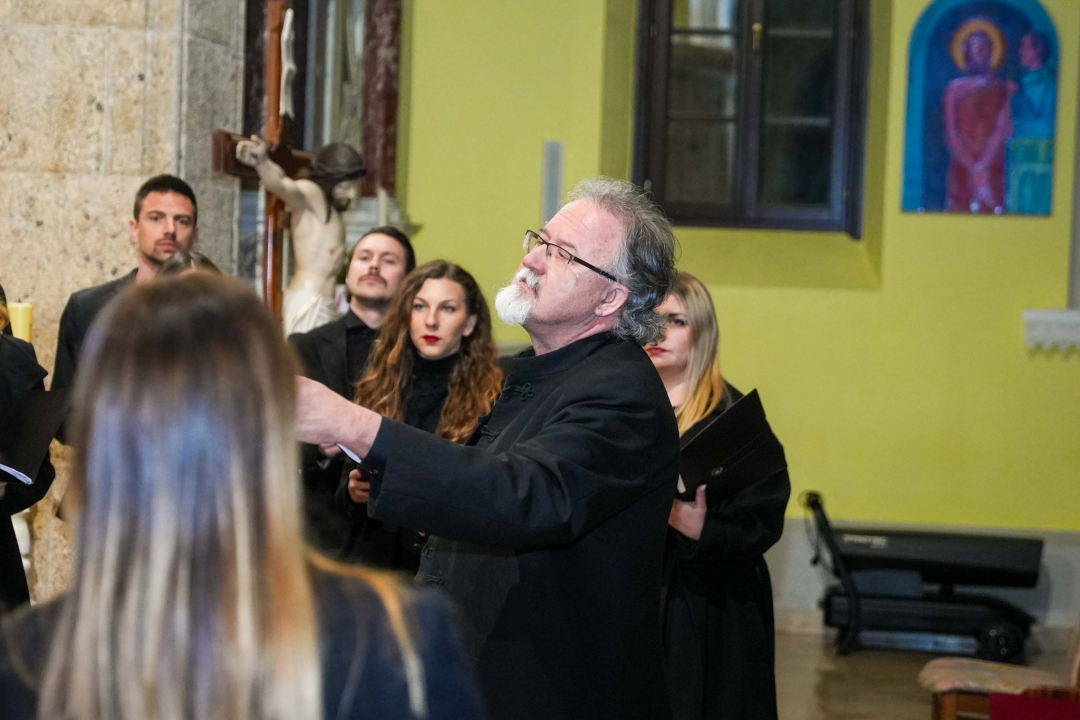 Pučki pivači KBF-a korizmenim napjevima u drniškoj Gospi od Ružarija očarali prisutne