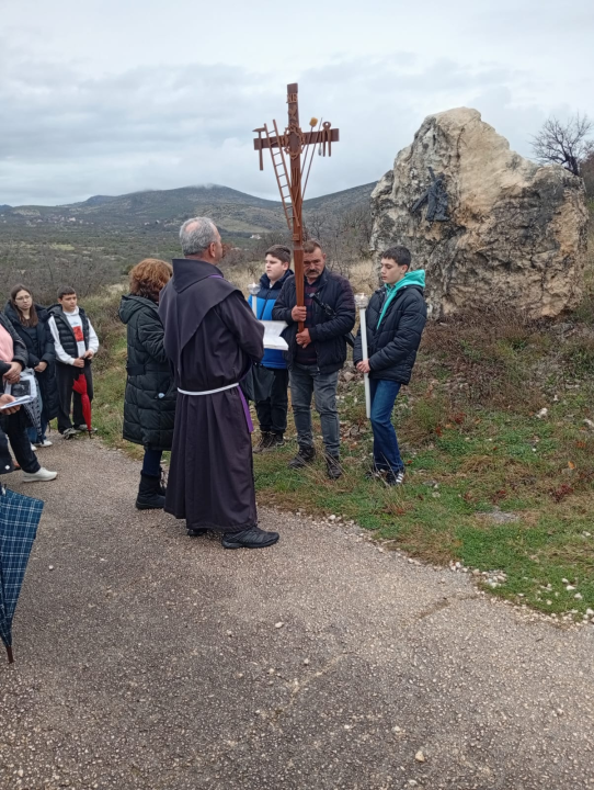 Vjernici u Radnićima unatoč kiši sudjelovali u križnom putu