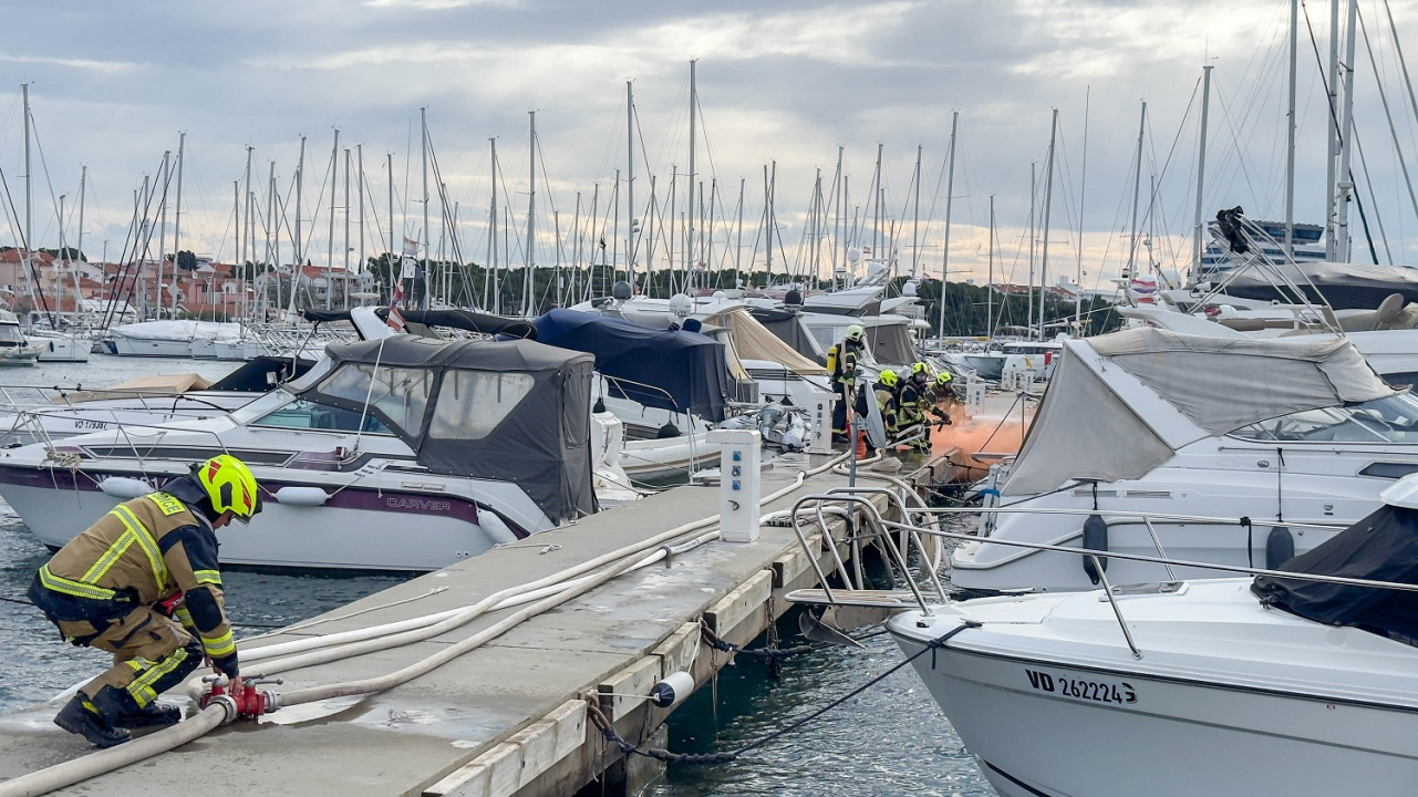 Požar u ACI marini Vodice: Djelatnici i vatrogasci zajedničkim snagama ugasili vatru