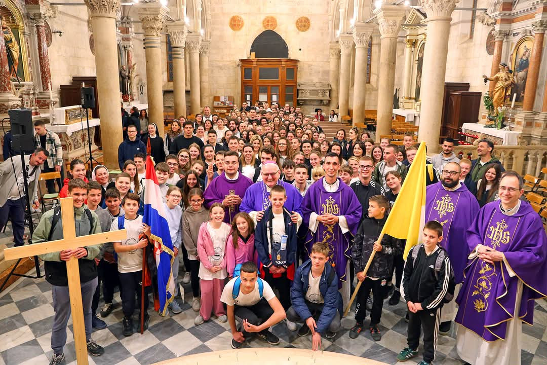 Mladi Šibenske biskupije hodočastili Križnim putem uoči Uskrsa
